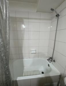 eine Badewanne im Bad mit einem Duschvorhang in der Unterkunft Departamento Teatinos Santiago Centro in Santiago