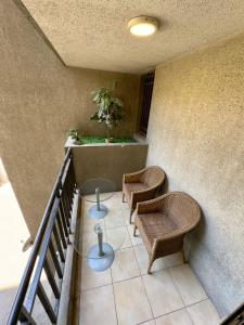 ein Balkon mit zwei Stühlen und einem Tisch auf einer Treppe in der Unterkunft Departamento Teatinos Santiago Centro in Santiago