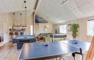 Stolní tenis v ubytování Gorgeous Home In Stege With Sauna nebo okolí