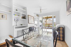 a dining room with a glass table and chairs at Casa Varadero in Santa Pola
