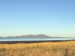 Vue sur l'eau et les montagnes en arrière-plan dans l'établissement Coast To Coast Cottage, à Cleator Moor