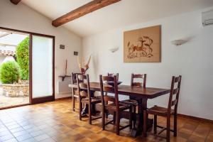 バンドールにあるMaison bord de mer piscine et climの木製のテーブルと椅子のあるダイニングルーム