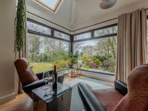 Posezení v ubytování Pass the Keys Acorn Lodge · Luxury Retreat In a Stunning Oasis With Hot Tub