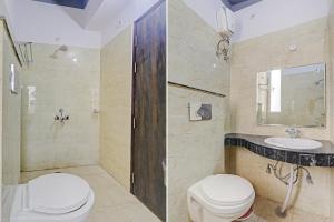 zwei Bilder eines Badezimmers mit Toilette und Waschbecken in der Unterkunft Dee Intercontinental in Amritsar