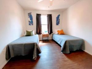 Un dormitorio con dos camas y una ventana en Serenity Retreat, Escape The City, Nature, Lake, en Briarcliff