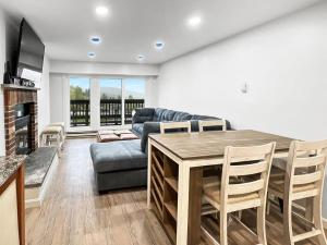 ein Wohnzimmer mit Tisch und Couch in der Unterkunft Mt Green 1-D09 in Killington Village