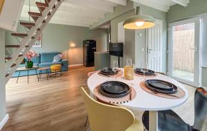 a room with a table with chairs and a living room at Cozy Home In Bergen Aan Zee With Wifi in Bergen aan Zee