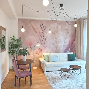 un salon avec un canapé et une table dans l'établissement Romantic Cathedral View Apt Old Town, Balcony, à Prague