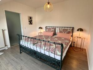 a bedroom with a bed with pink pillows at Ferienwohnung an der Aschaffaue in Aschaffenburg