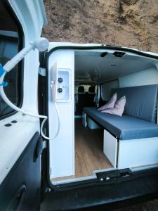 圣克鲁斯-德特内里费Vancamper的一辆面包车的车门敞开着，里面放着一张沙发。