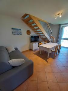 コンメッツァドゥーラにあるCasa Penasa Appartamento 1のソファとテーブルのあるリビングルーム