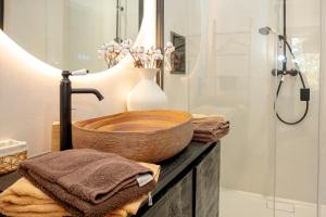 La salle de bains est pourvue d'un lavabo en bois et d'une douche. dans l'établissement Kali-Milo, à Saint-Romain-de-Jalionas 18 autres photos