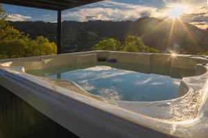 eine Badewanne mit Spiegelung der Sonne in der Unterkunft Przestrony apartament z trzema sypialniami - jacuzzi i parking, kącik zabaw dla dzieci w cenie - świetny wybór dla rodzin lub grupy znajomych in Szczawnica