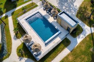 eine Draufsicht auf einen Swimmingpool in einem Hof in der Unterkunft Le Pech Eternel - La Truffière in Sarlat-la-Canéda
