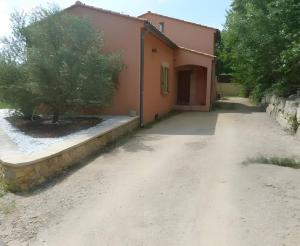 Budova, kde se vila nachází