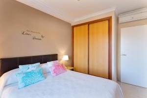 Un dormitorio con una cama con dos almohadas encima. en Brisas de Puerto Rico, en Mogán 17 fotos más