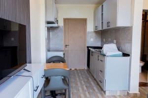 Η κουζίνα ή μικρή κουζίνα στο Glads Apartment Ndera S03