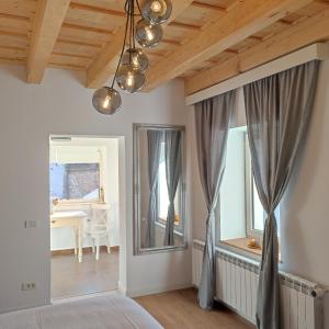 BuneştiにあるCasa Via Viscriの白い壁と木製の天井の客室です。