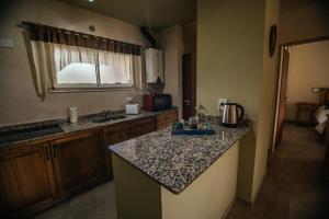 een keuken met een spoelbak en een aanrechtblad bij Soles de Belen in Carpintería