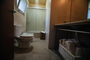 een badkamer met een toilet en een douche bij Soles de Belen in Carpintería +9 foto's