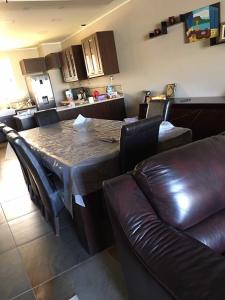 Η κουζίνα ή μικρή κουζίνα στο chalet hacienda white