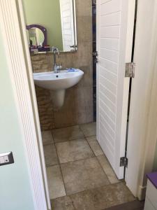 Ένα μπάνιο στο chalet hacienda white