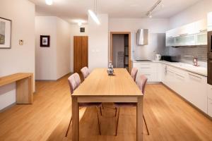 Η κουζίνα ή μικρή κουζίνα στο City Center 1 BR Apartment Julia