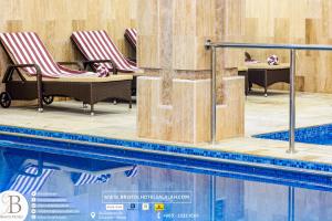 Bazén v ubytování Bristol Hotel Long Stayer nebo v jeho okolí