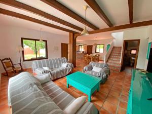 een woonkamer met banken en een salontafel bij Casa Fatima in El Palmar