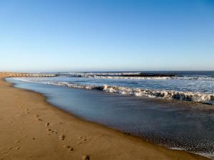 a beach with footprints in the sand and the ocean at Lambourne House - Ukc2831 in Winthorpe