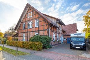 ヘルマンスブルクにあるFerienwohnung Örtzetalの家の前に停められたバン