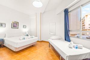 サンタ・ポラにあるSunflower Sirocoの窓のある部屋にベッドが2つある