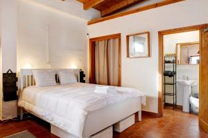 une chambre avec un grand lit blanc dans une pièce dans l'établissement Villalaluna lacasita, à Vejer de la Frontera 20 autres photos