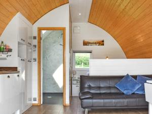 Abbey-CwmhirにあるSerenのリビングルーム(黒い革張りのソファ、窓付)