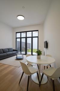 ブリュッセルにあるAppartment Vaillance 2のテーブルと椅子とソファのあるリビングルーム