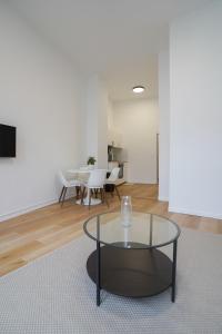 ブリュッセルにあるAppartment Vaillance 2のガラスのテーブルと椅子のあるリビングルーム