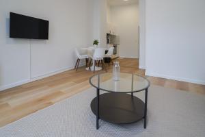 ブリュッセルにあるAppartment Vaillance 2のリビングルーム(ガラスのテーブル付)、ダイニングルーム