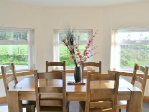 DunragitHome Farm的餐桌,花瓶内有鲜花