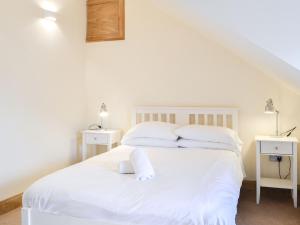 DunragitHome Farm的卧室里有一张白色的床和白色的枕头 更多20张照片