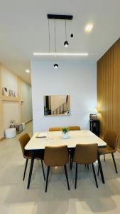 a dining room with a table and chairs at Chun Pa House in Sathani Khlong Rian