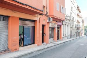 an empty street with orange buildings on a street at Tenerife2 - Piso dos dormitorios Santa Cruz centro in Santa Cruz de Tenerife