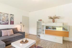 ein Wohnzimmer mit Sofa und Entertainment-Center in der Unterkunft Ferienwohnung Rastplatz in Schmallenberg