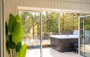 łazienka z wanną i dużym oknem w obiekcie Nice Home In Nexø With Sauna w mieście Bedegård