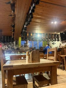 een houten tafel in een restaurant met een keuken bij Lanihous in Huanchaco