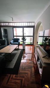 een woonkamer met een tafel en een bank bij Lanihous in Huanchaco +16 foto's