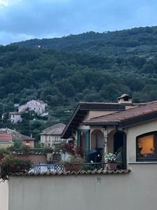 een huis met een balkon met een berg op de achtergrond bij Lanihous in Huanchaco
