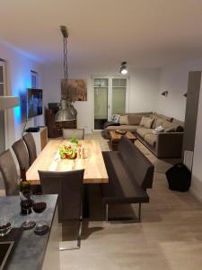 ein Wohnzimmer mit Tisch und Couch in der Unterkunft Ferienhaus Treibholz in Hof Barendorf