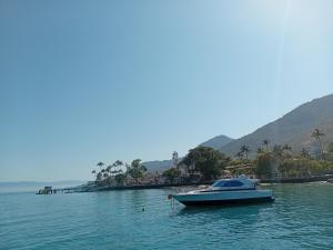 Φυσικό τοπίο κοντά σε αυτό το πλωτό κατάλυμα