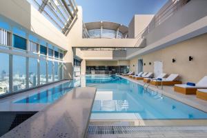 Hồ bơi trong/gần Grand Millennium Al Wahda Executive Apartments