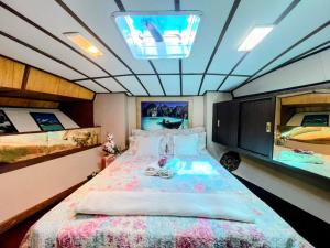 Ένα ή περισσότερα κρεβάτια σε δωμάτιο στο Yacht Luxor